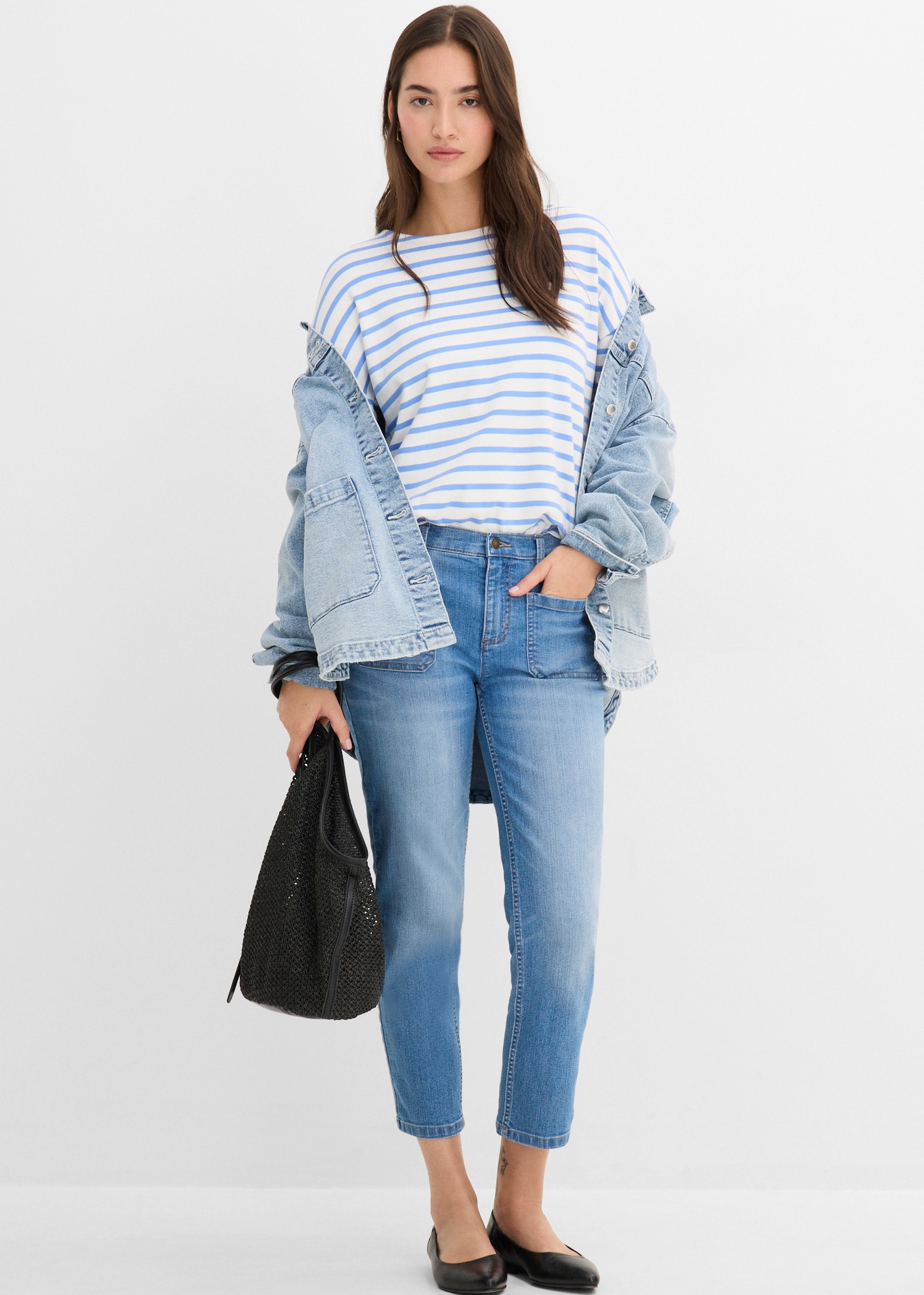 Blau-weiß gestreiftes Shirt, Jeansjacke, bequeme Jeans, schwarze Schuhe und passende Tasche.
