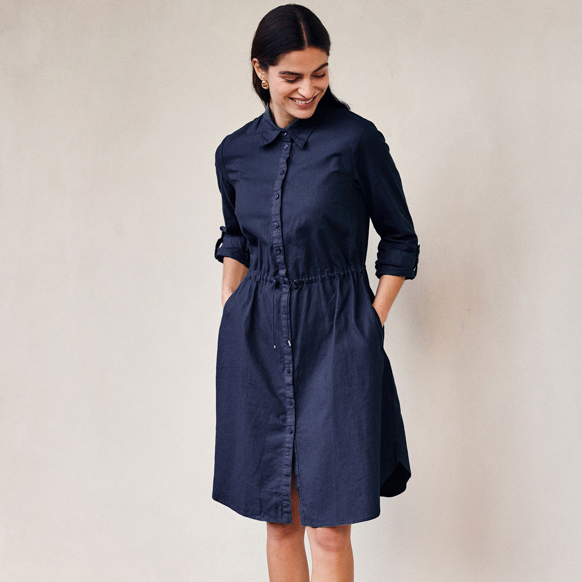 Dunkelblaues Hemdblusenkleid mit Taillengürtel, Knopfleiste und Dreiviertelärmeln.