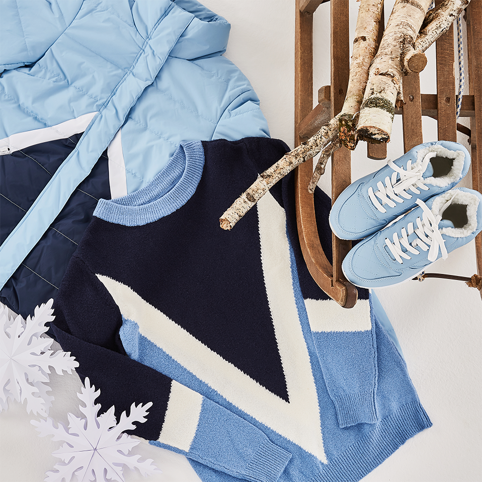 Hellblaue Jacke, dunkle Hose und blaue Sneakers: perfekt für einen sportlichen Winterlook.