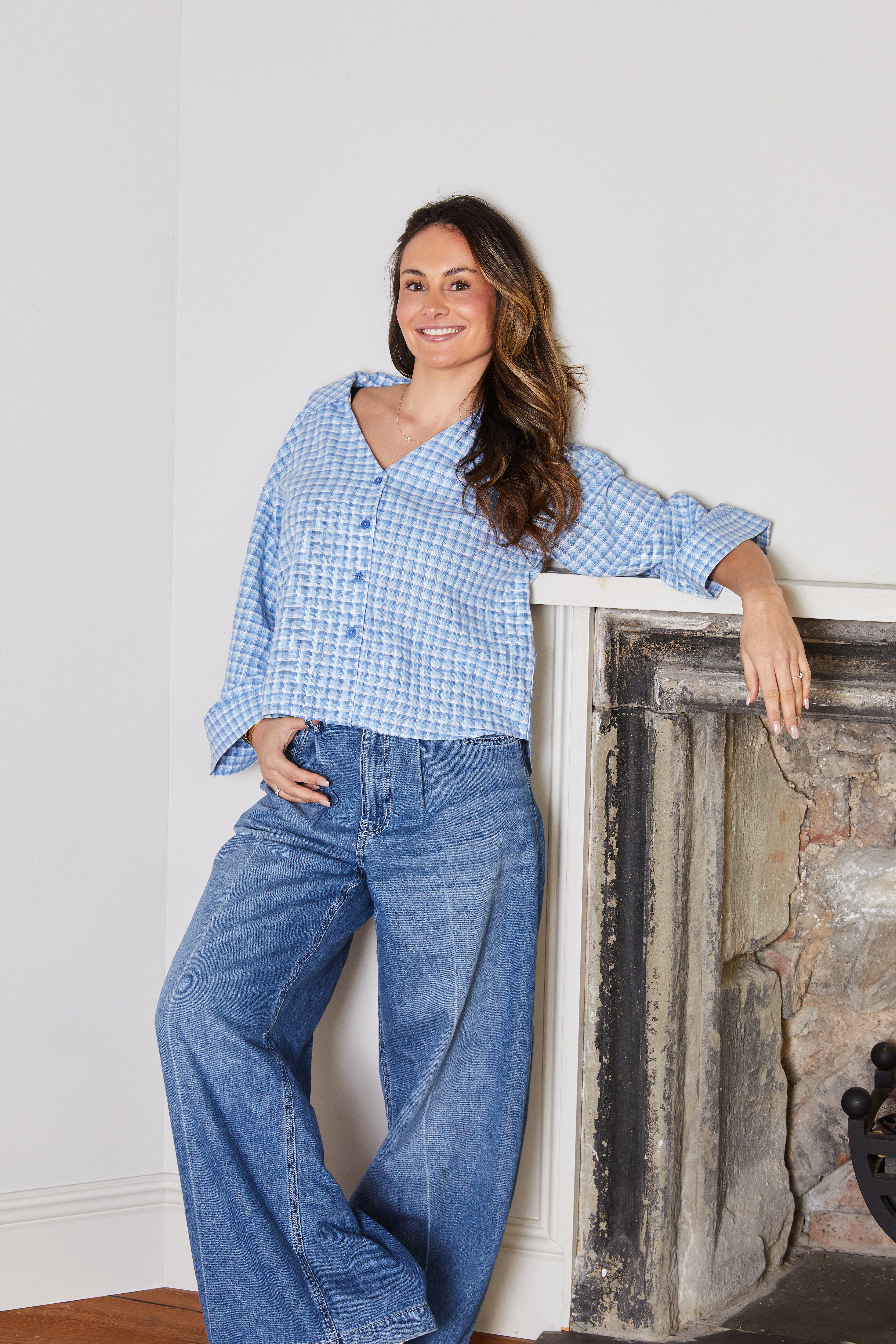 Blaues Karo-Hemd und weite Jeans.