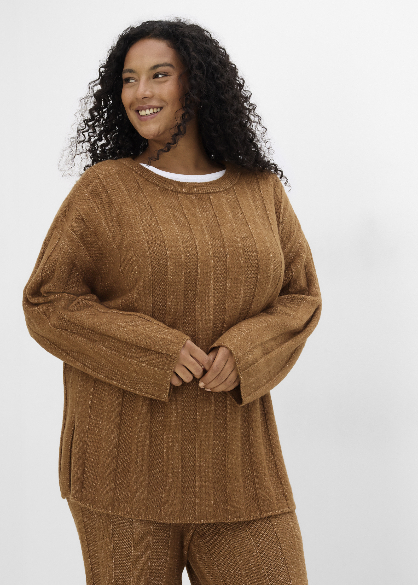 Ein brauner Rippstrick-Pullover und passende Hose für einen gemütlichen Look.