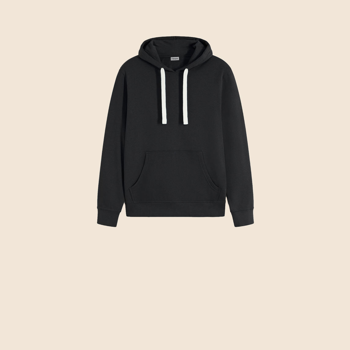 Ein bequemer schwarzer Kapuzenpullover mit weißen Kordeln, perfekt für entspannte Tage.