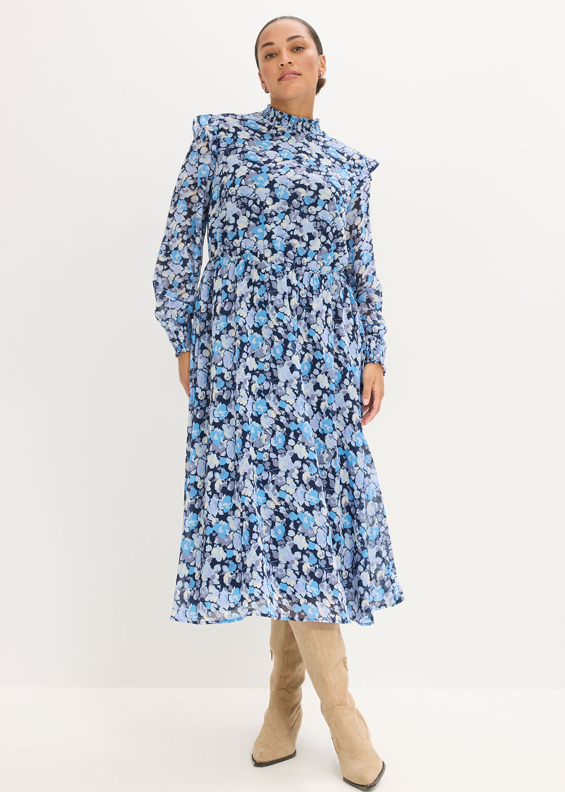 Blumenbedrucktes blaues Maxikleid mit Rüschenkragen.