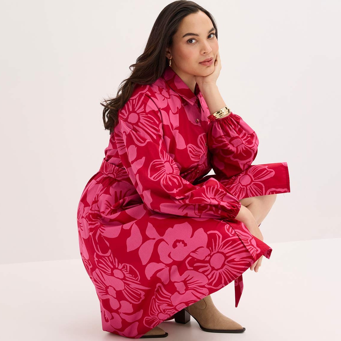 Auffälliges rotes Kleid mit Blumenmuster, lange Ärmel und Kragen. 