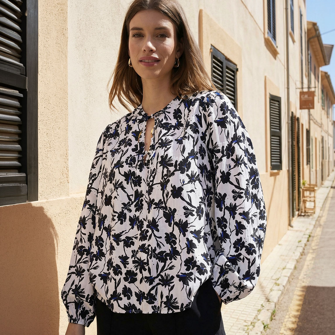 Luftige Bluse mit schwarz-weißem Blumenmuster.