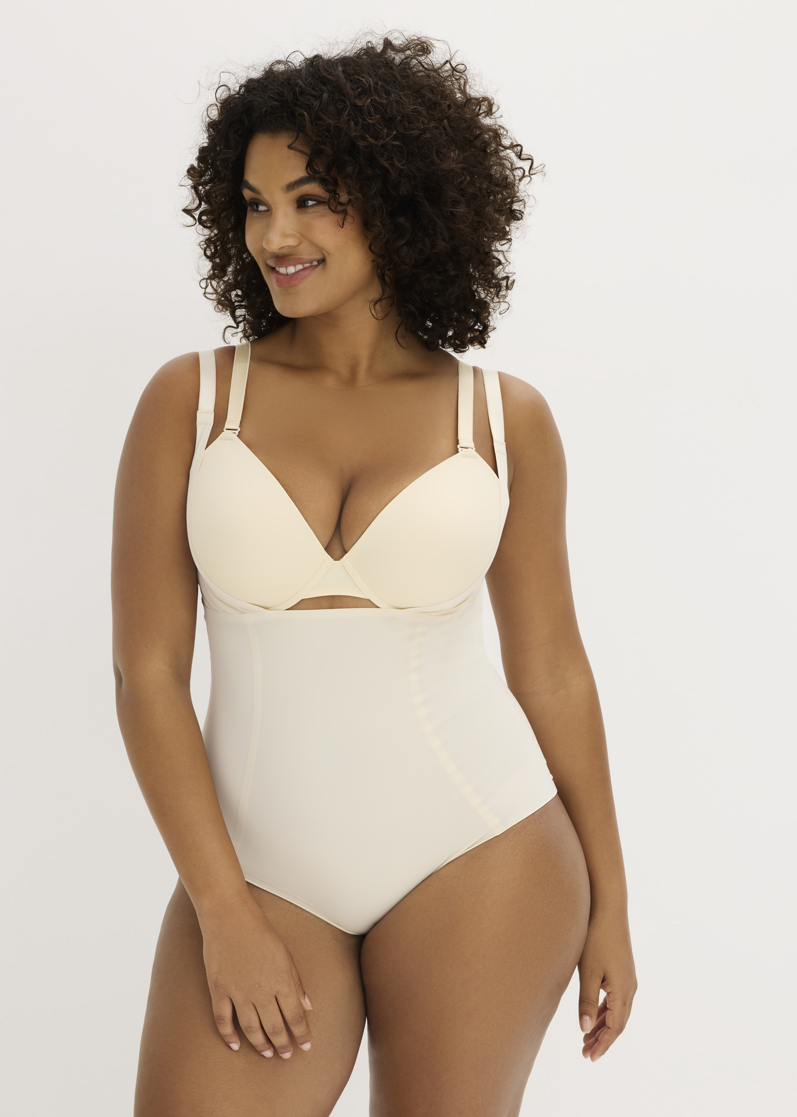 Der beigefarbene BH und die passende hochtaillierte Shapewear