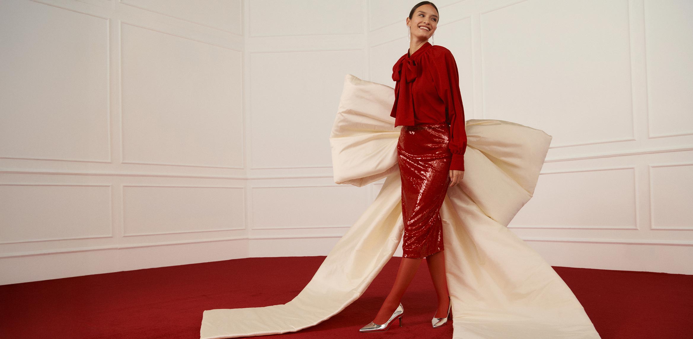 Elegante rote Bluse trifft auf glänzenden Rock.