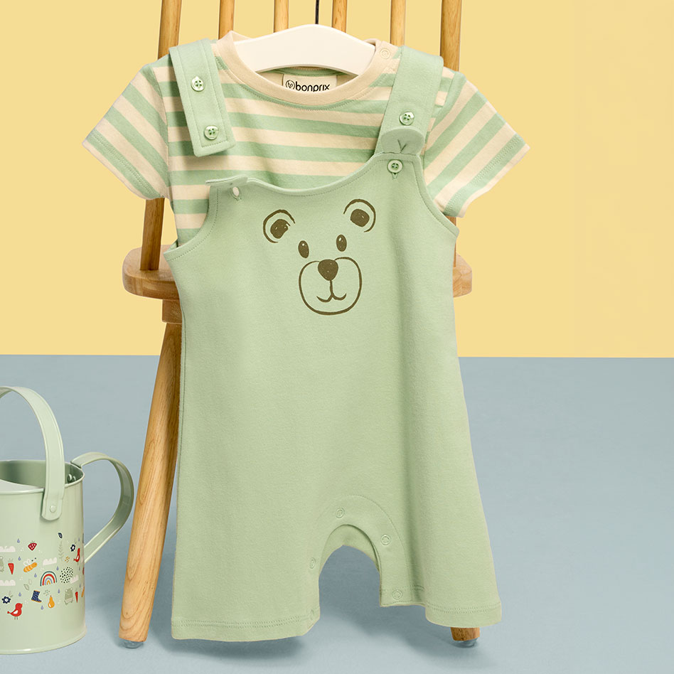 Niedlicher grüner Bären-Overall mit passendem geringeltem T-Shirt für Babys.