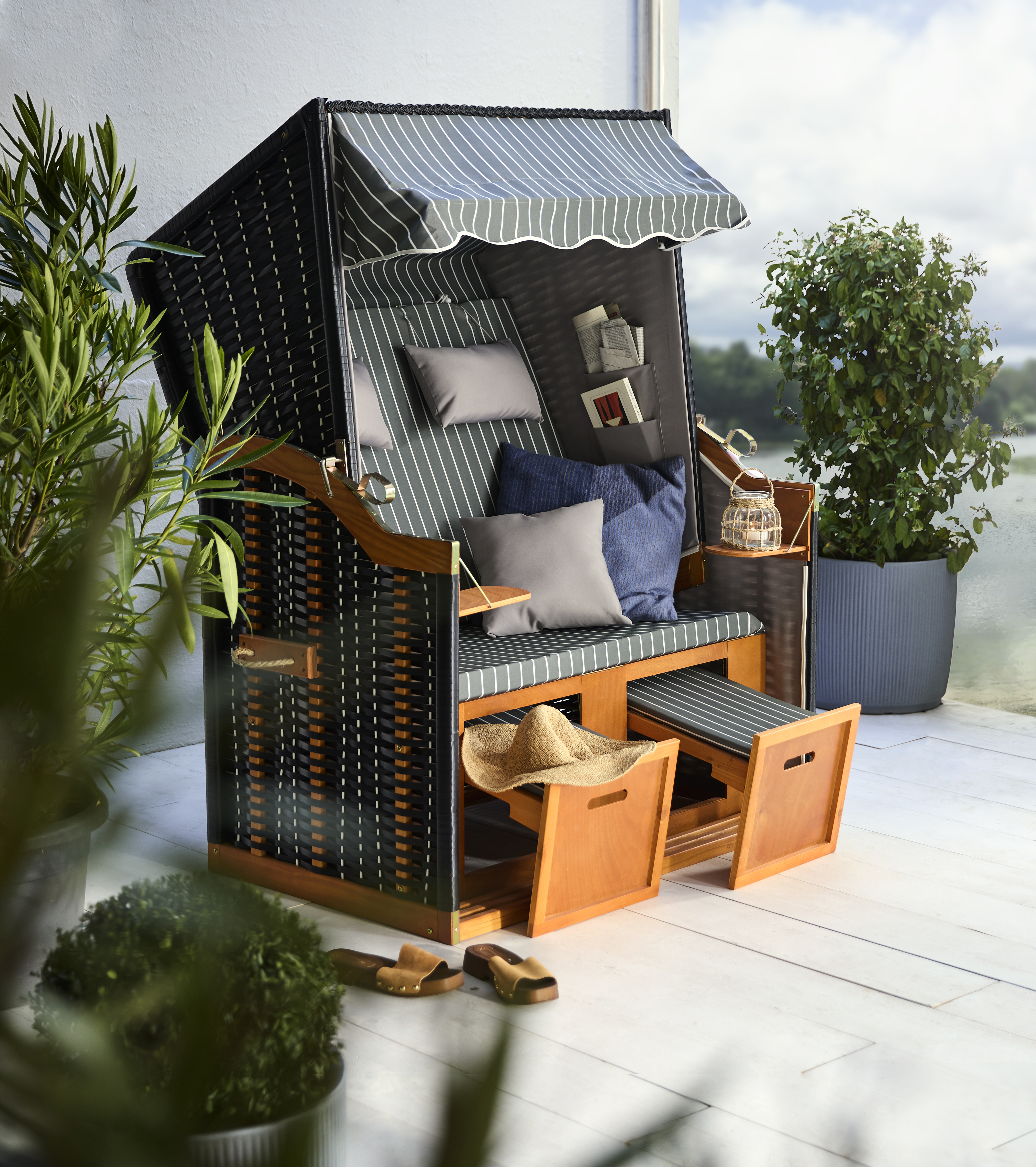 Gemütlicher Strandkorb mit blau-weißem Streifenmuster.