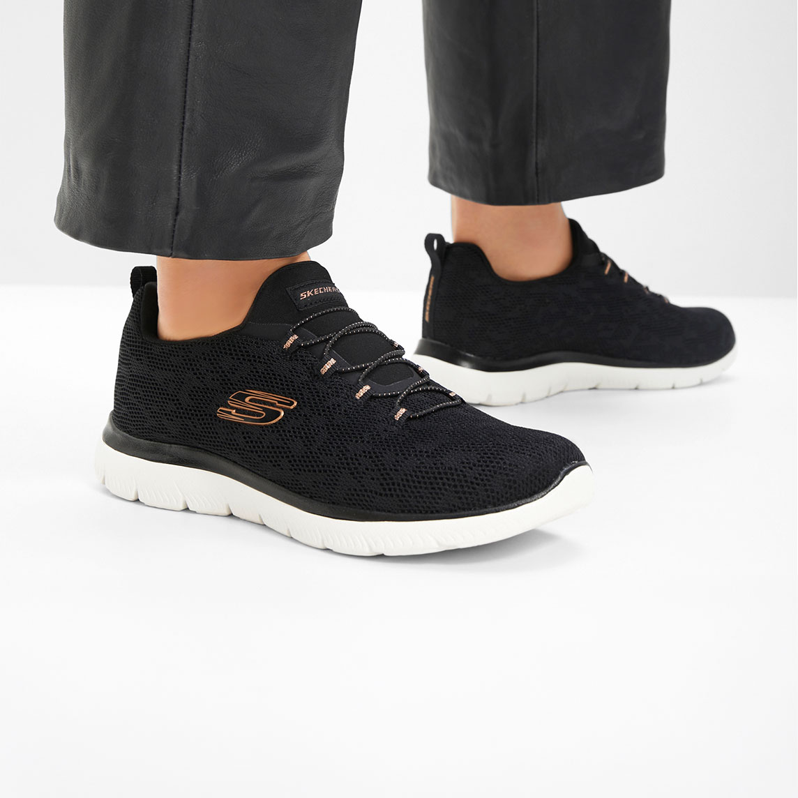 Modernen Skechers Sneakers in schwarz.