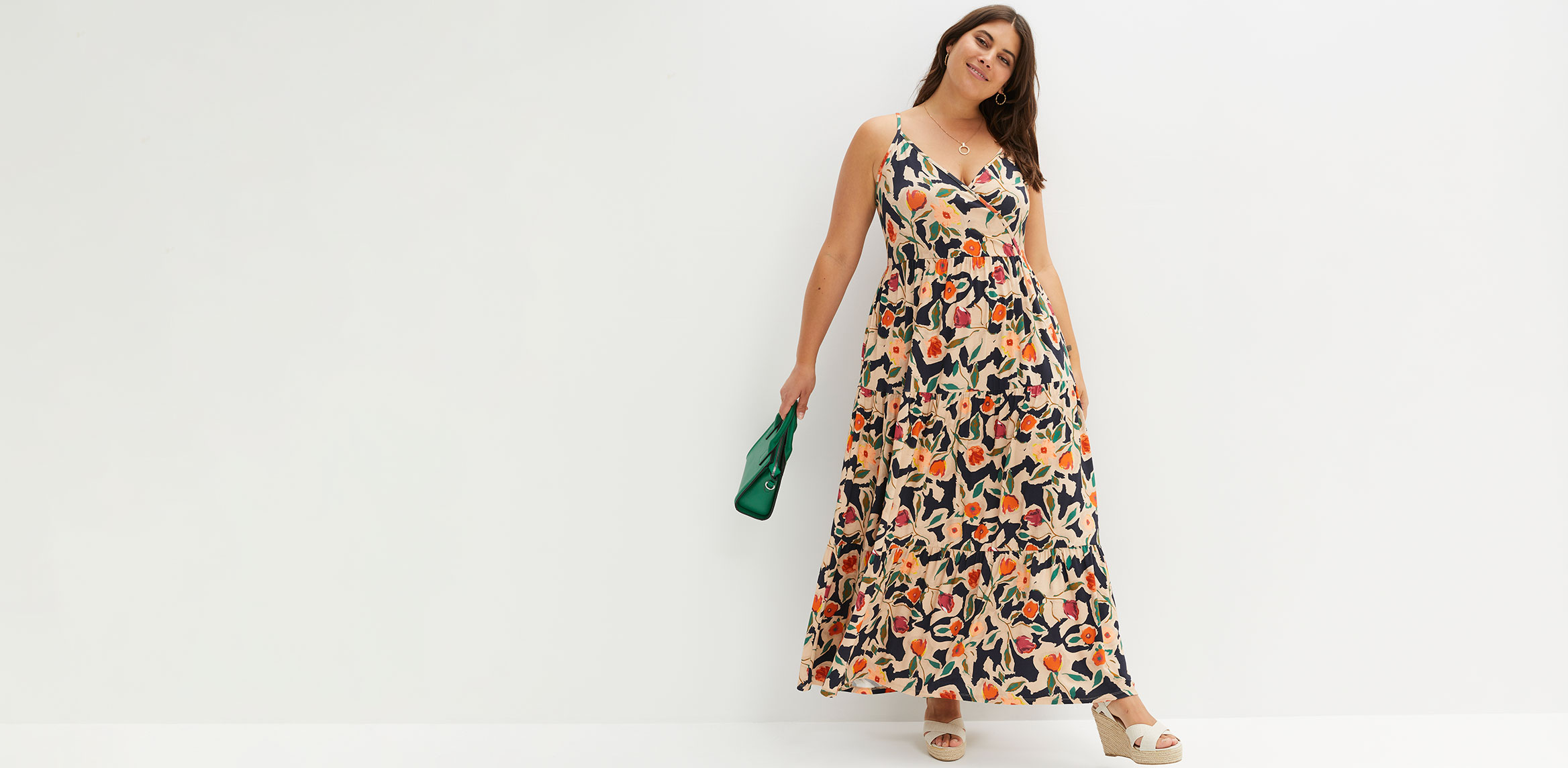 Langes Sommerkleid mit buntem Blumenmuster und Trägern.