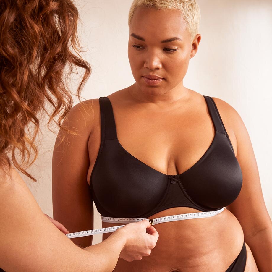 Schwarzer Sport-BH wird vermessen. Bequeme Unterstützung für aktive Frauen mit größerer Oberweite.