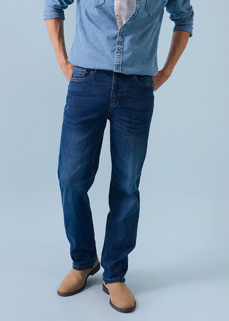 Hellblaues Jeanshemd, dunkle Jeans und stilvolle braune Stiefeletten.