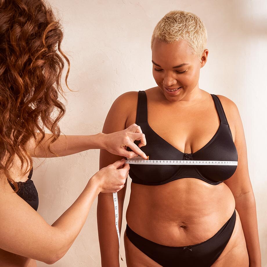 Schwarze Unterwäsche für kurvige Figuren: BH und Slip in klassischem Design.