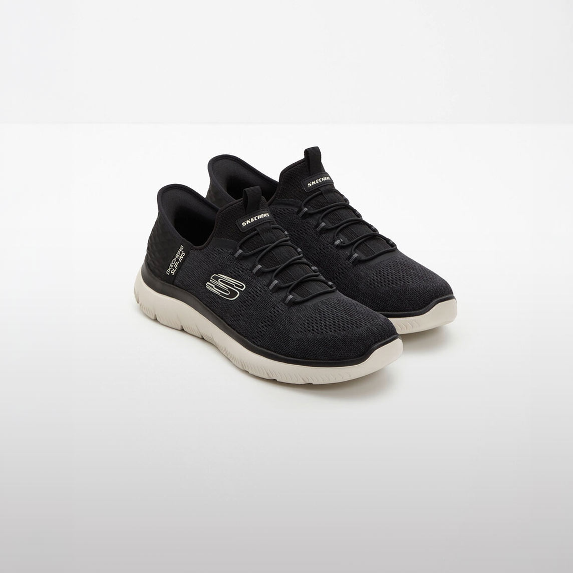 Schwarze Skechers Sneaker mit weißer Sohle und atmungsaktivem Mesh-Obermaterial.