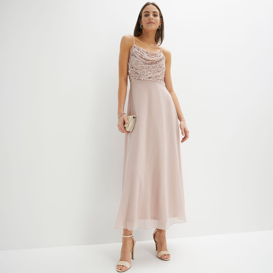 Elegantes Maxikleid in Altrosa mit funkelndem Pailletten-Oberteil und passenden Sandalen.