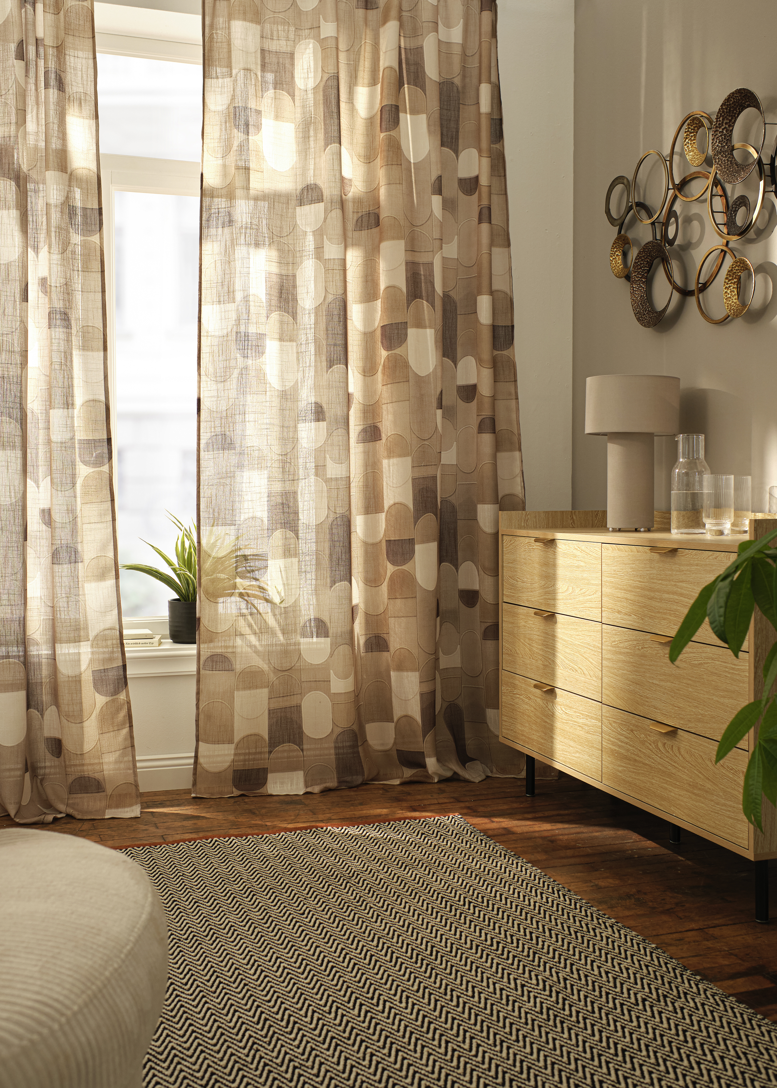 Vorhänge mit geometrischem Muster in Beige.