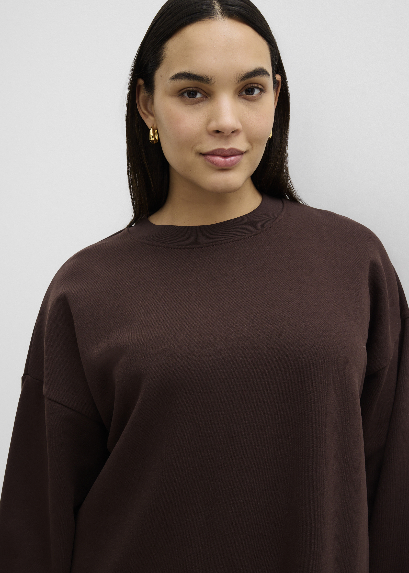 Braunes Sweatkleid für einen entspannten Look.