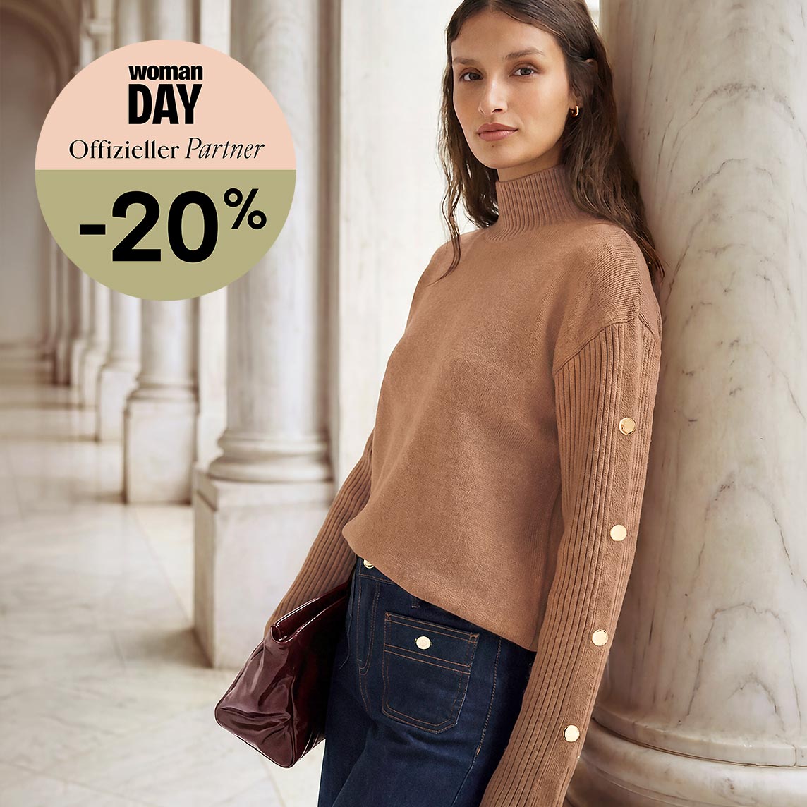 Eleganter Rollkragenpullover mit goldenen Ärmelknöpfen und dunkle Jeans.