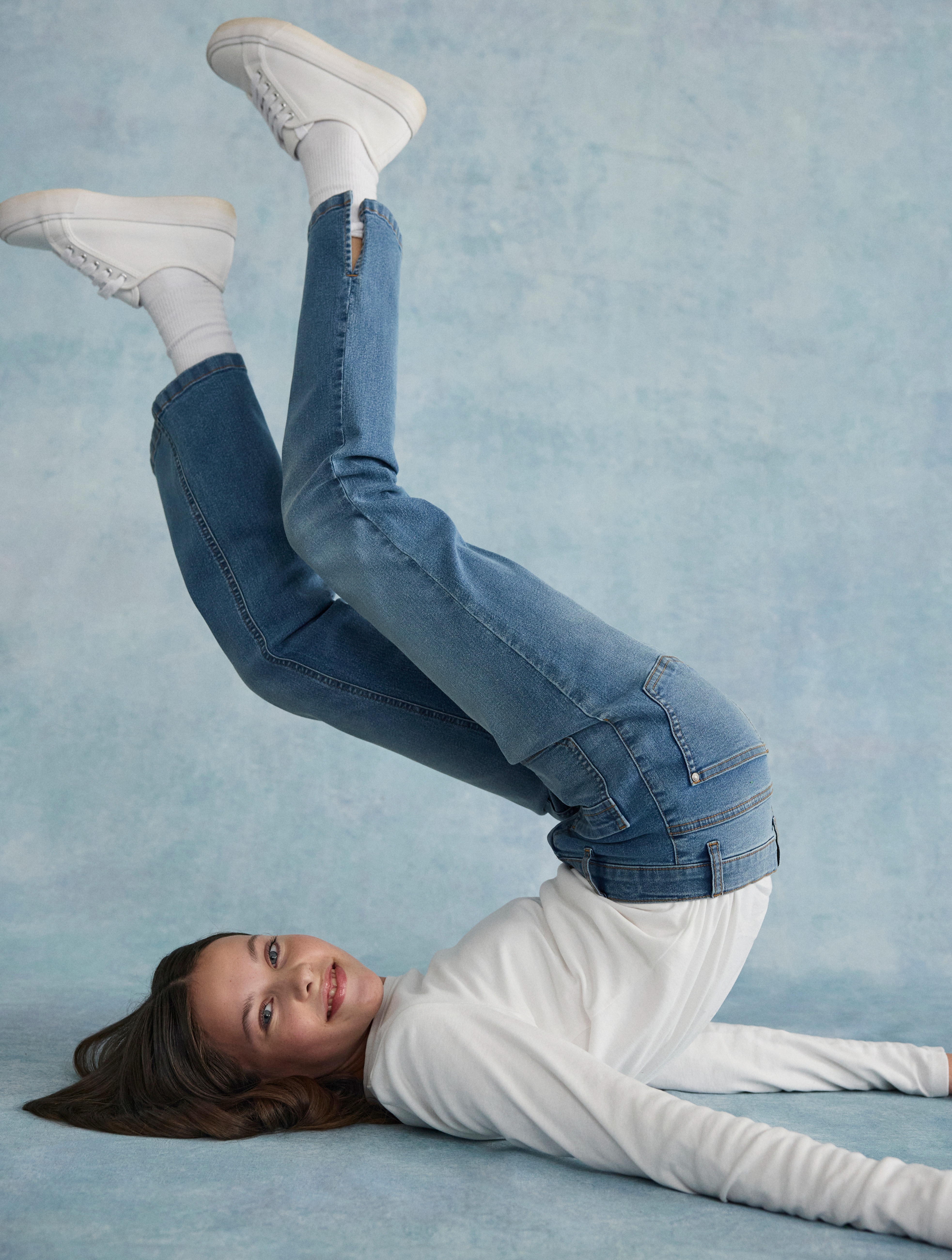 Blaue Jeans und weißer Pullover: lässige Kombination für einen entspannten Look.