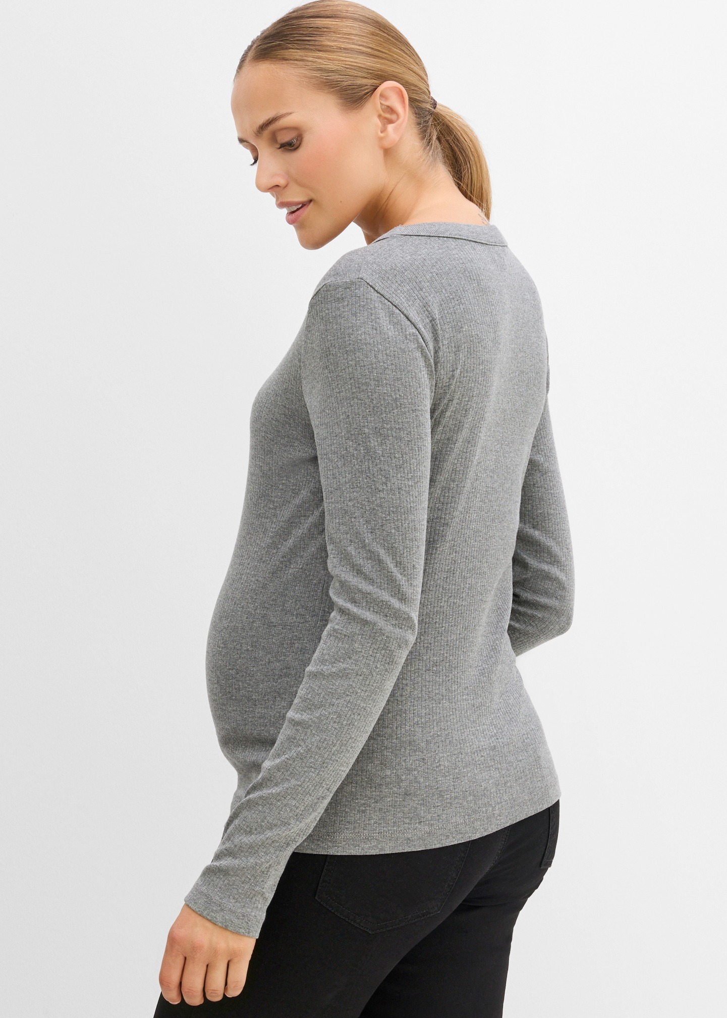 Graues meliertes Langarmshirt und schwarze Hose: bequeme und stilvolle Umstandsmode.