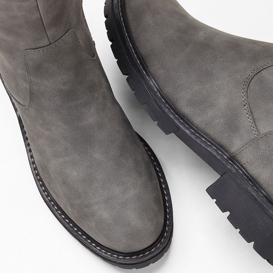 Graue Wildlederstiefel mit robuster Sohle: elegant und praktisch für den Alltag.