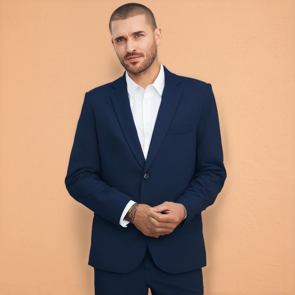 Eleganter marineblauer Blazer über weißem Shirt, perfekt kombiniert mit Armbanduhr.