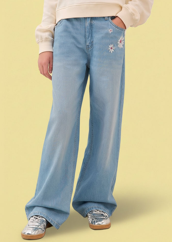 Helle weite Jeans mit Blümchen-Stickerei.