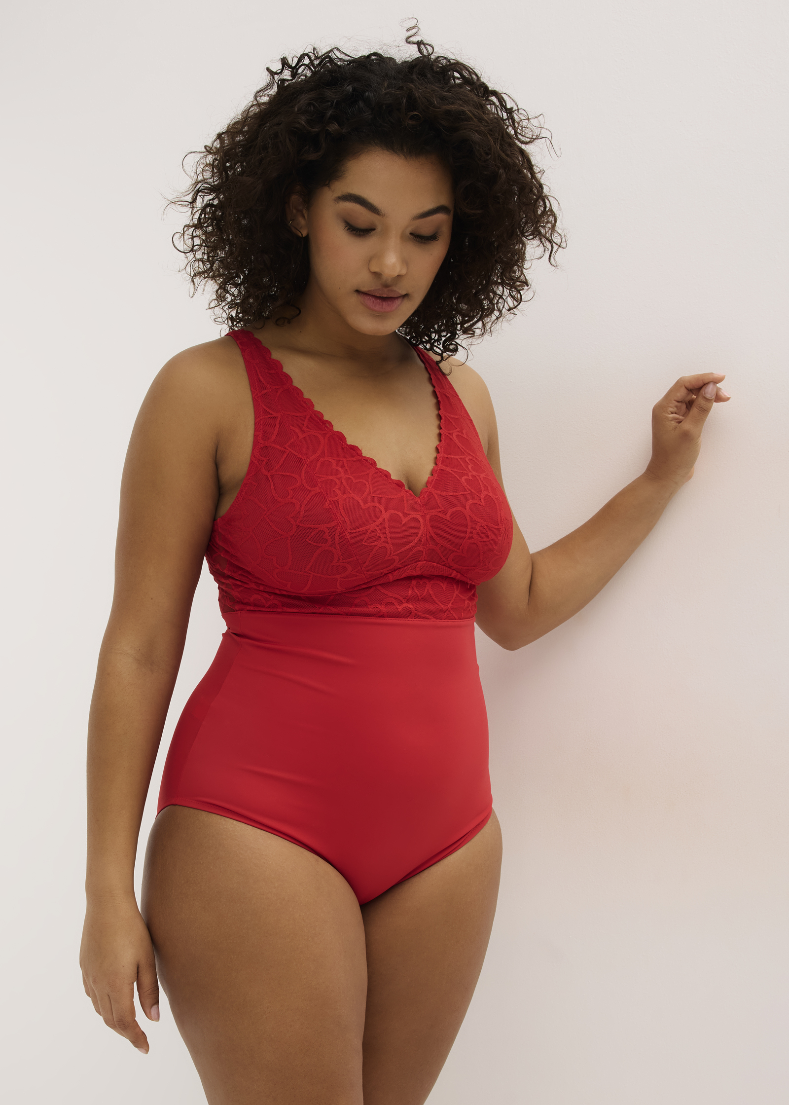 Roter Body mit filigraner Herzspitze. Betont die Figur.