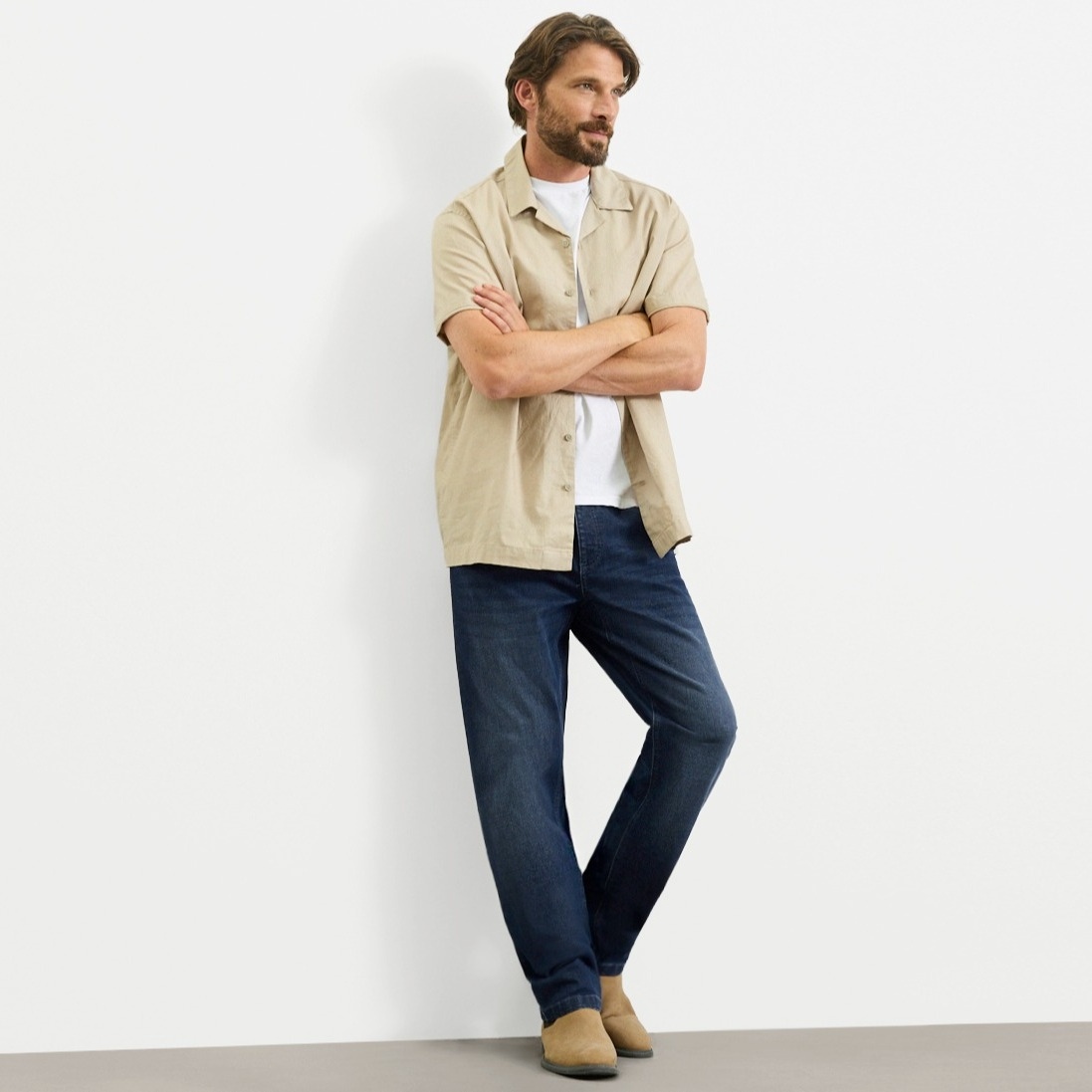 Weißes T-Shirt, blaue Loose Fit Jeans und weißen Sneakers. 