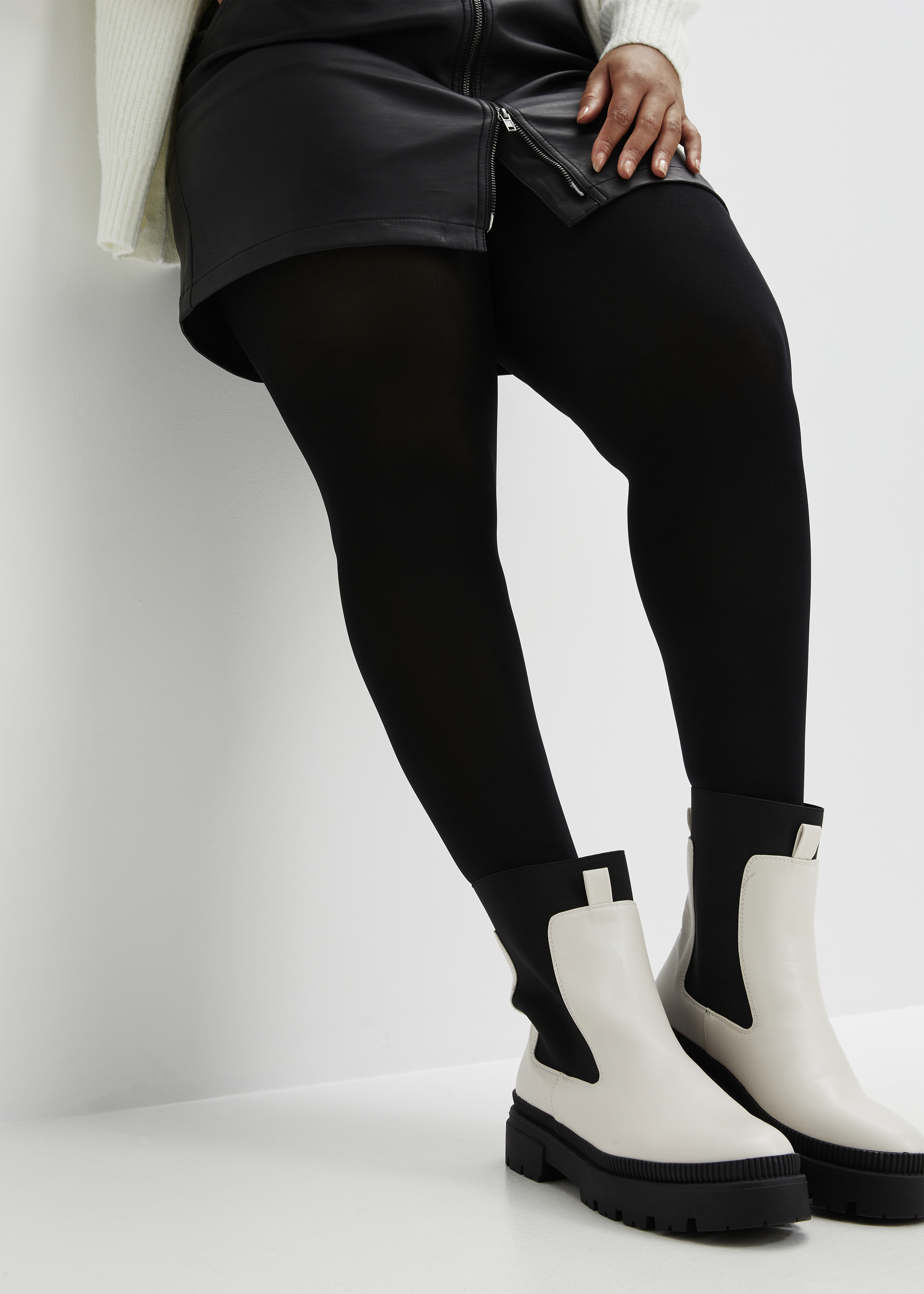 schwarze Strumpfhose und weiße Chelsea-Boots