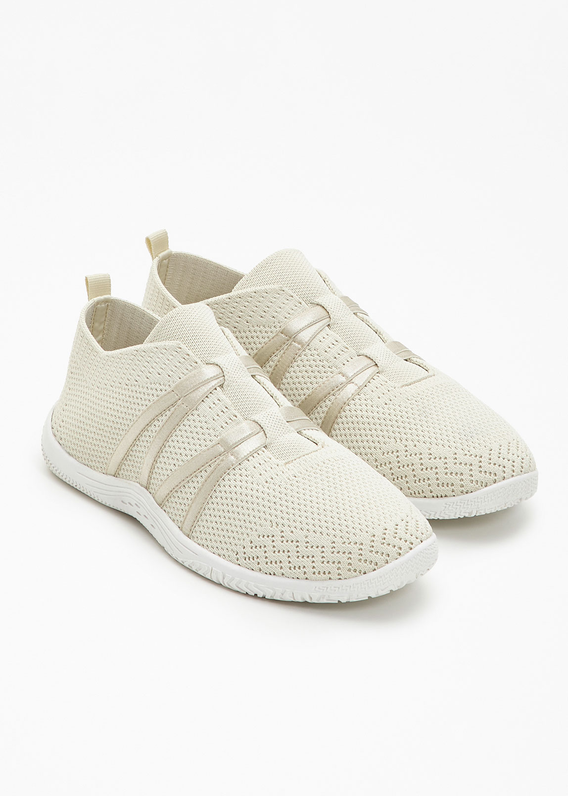 Diese hellen, gestrickten Sneaker in Creme-Beige zeigen goldene Akzente und sind leicht.