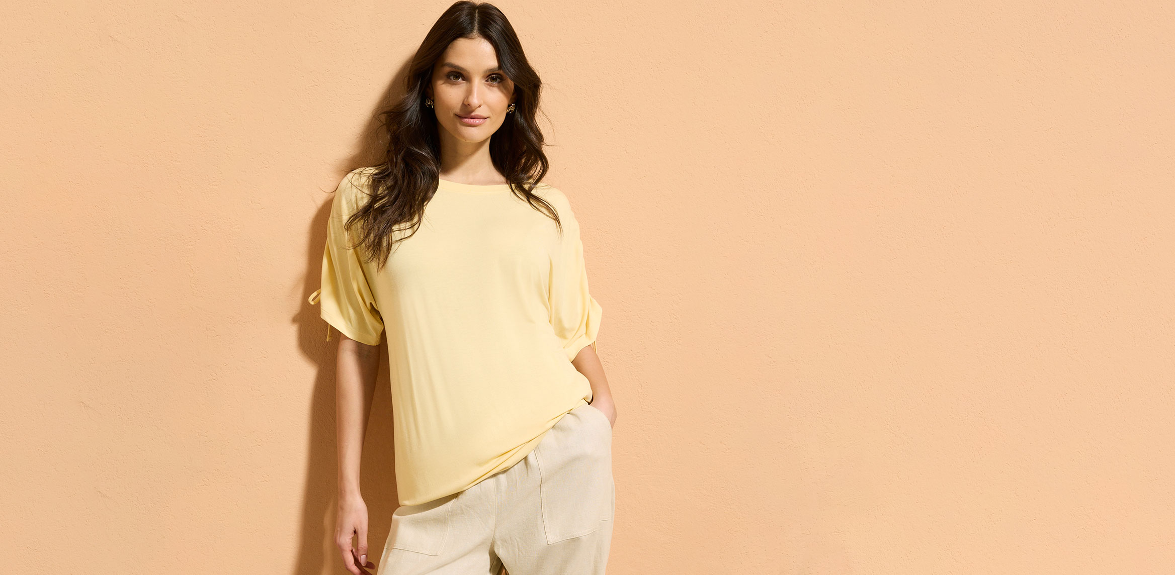 Gelbes Shirt aus Viskose mit beiger Hose.