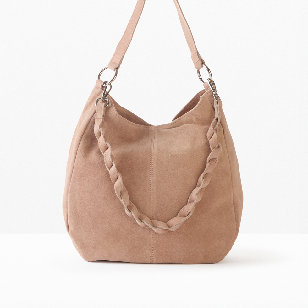 Elegante Wildledertasche in zartem Rosé mit geflochtenem Griff und silbernen Metalldetails.