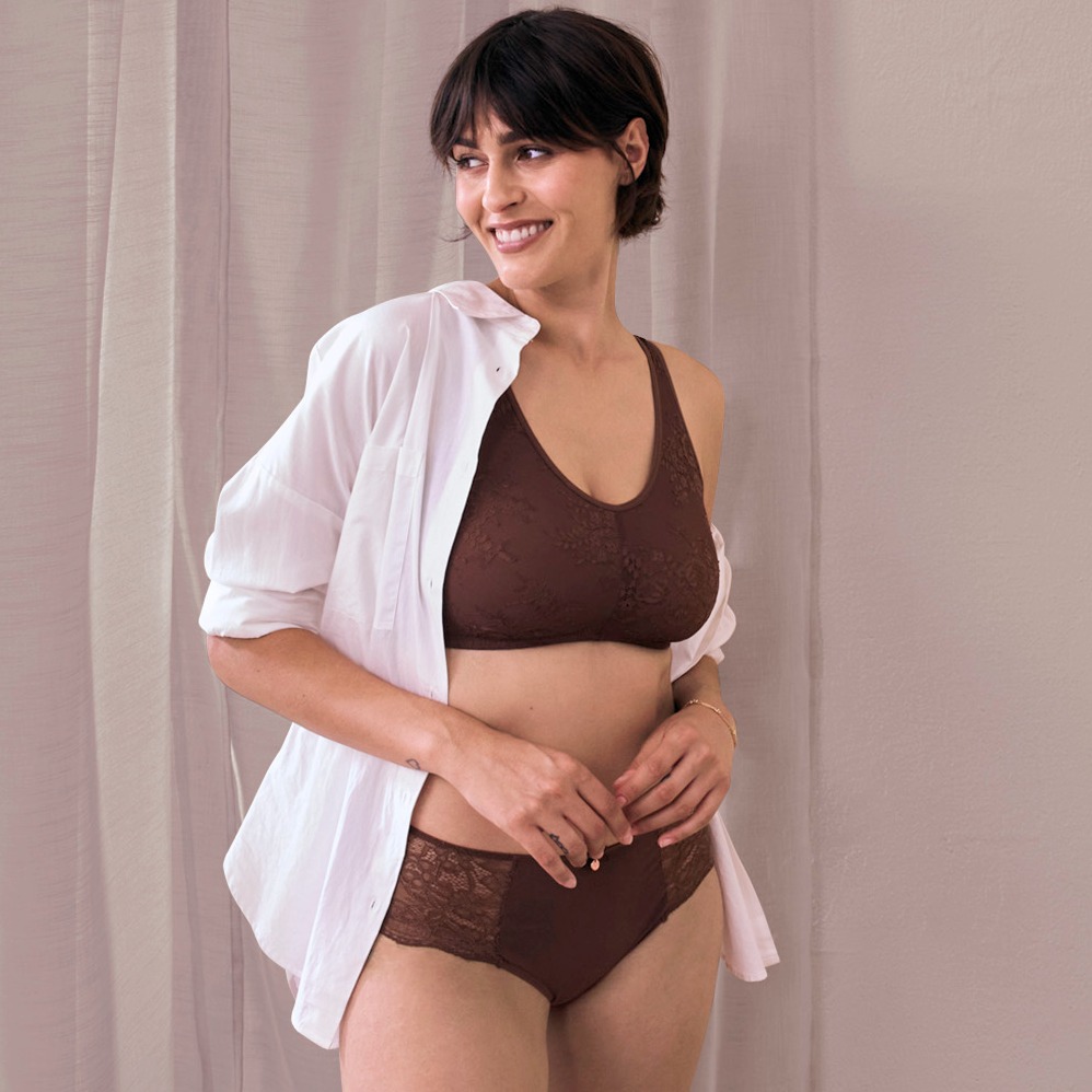 Weißes, offenes Hemd über eleganten braunen Spitzen-Dessous, bestehend aus BH und Höschen.