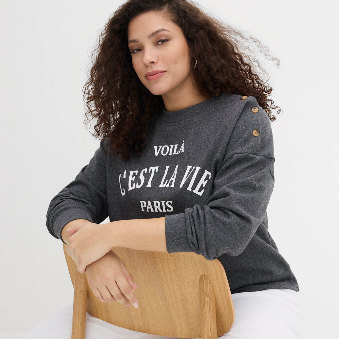 Grau meliertes Sweatshirt mit weißem Print.