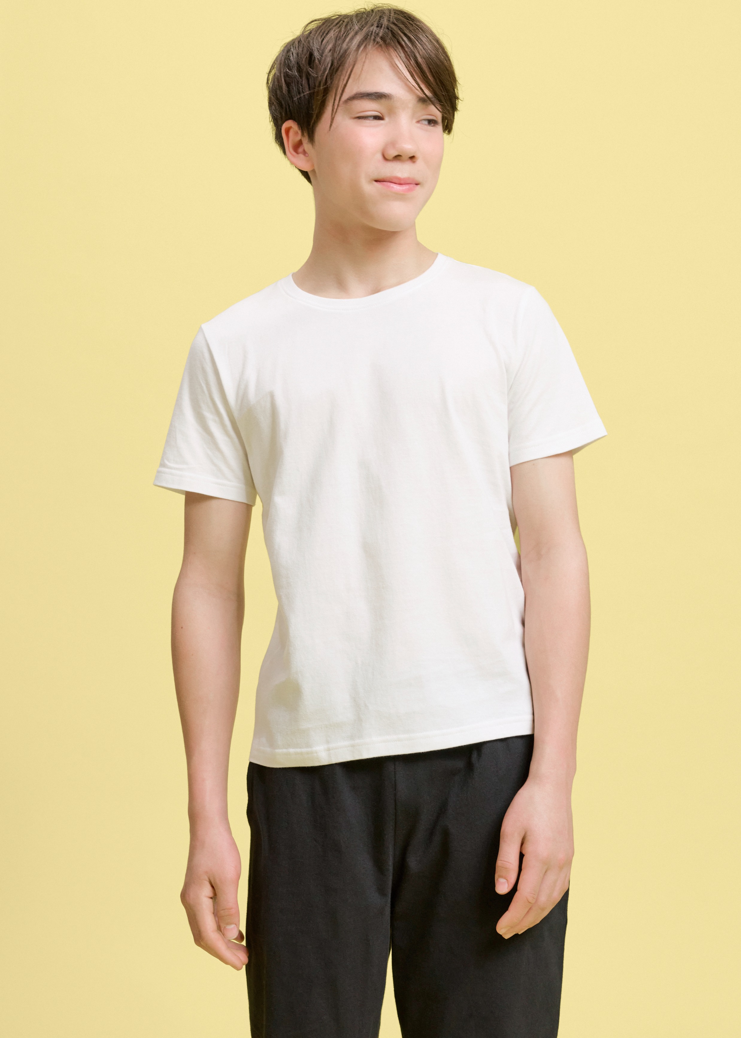 Weißes T-Shirt und schwarze Hose.