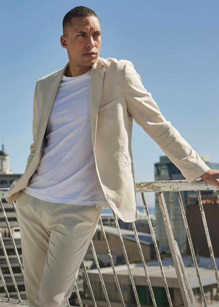 Heller Leinenblazer, dazu passende Hose und ein weißes T-Shirt.