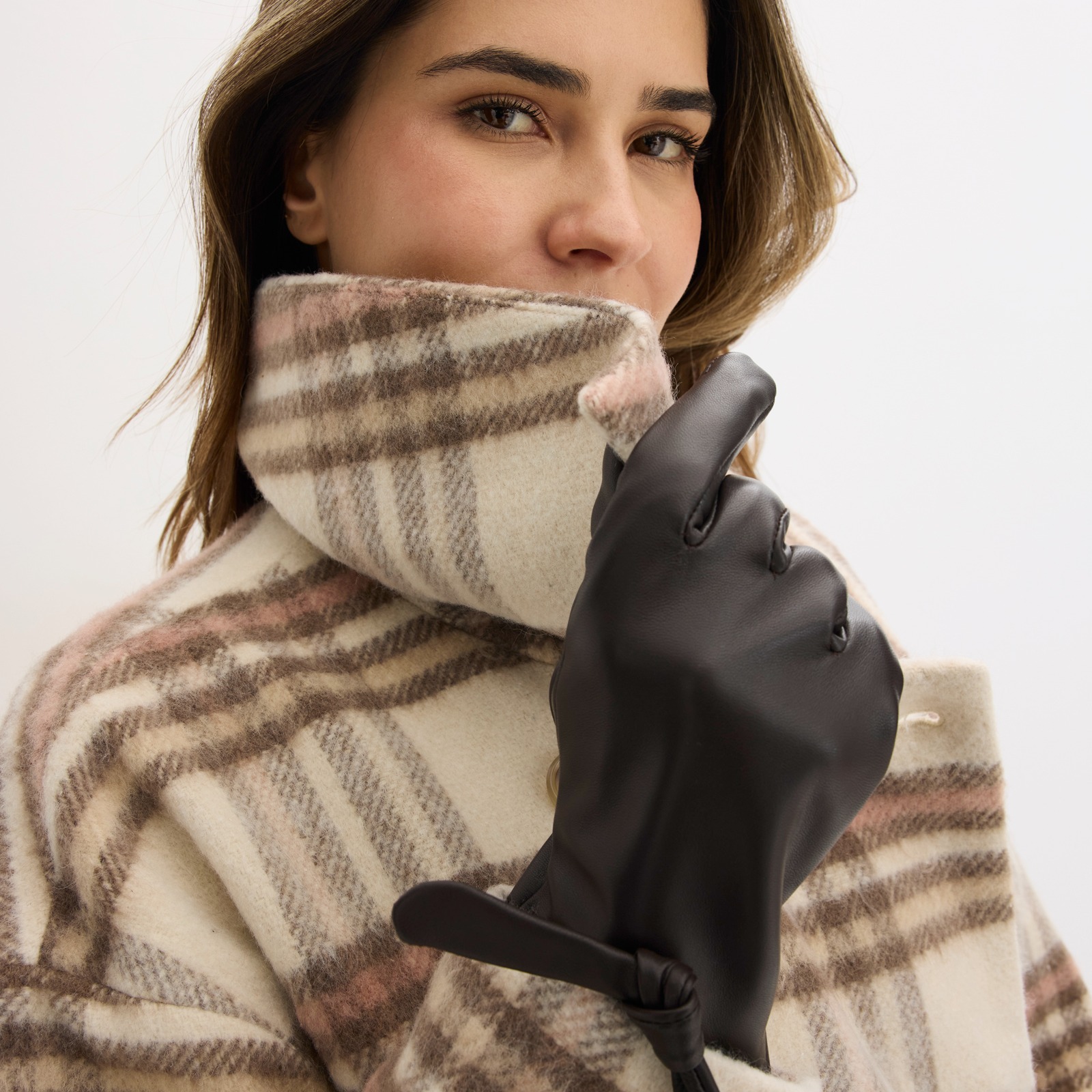 Dunkle Lederhandschuhe.