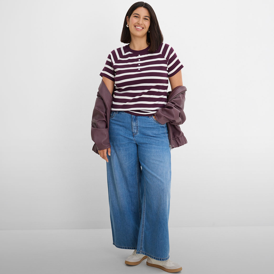 Modisches gestreiftes Shirt, weite Jeans, dazu eine lässige Jacke.