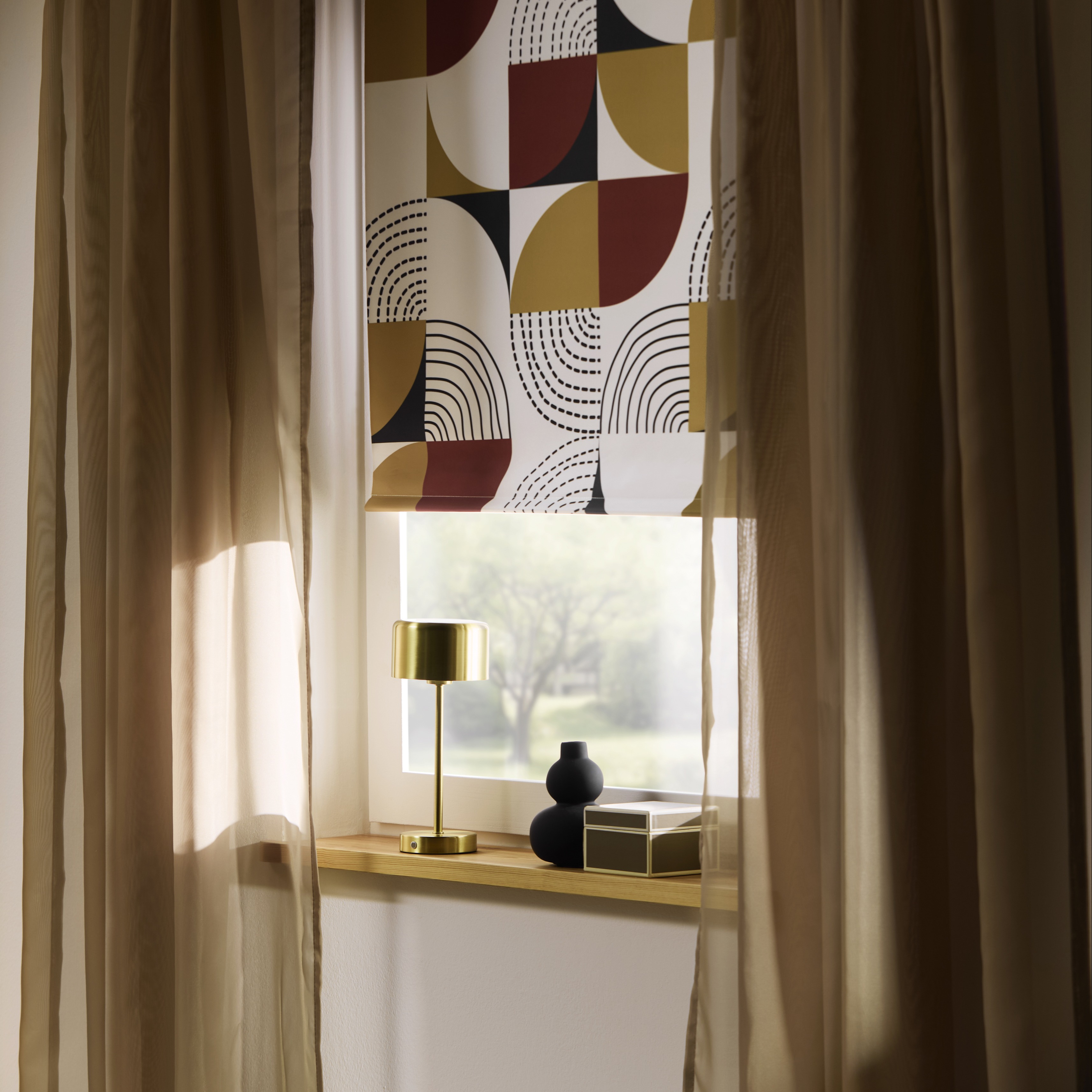 Elegante beige Vorhänge rahmen das moderne Fenster mit geometrischem Rollo stilvoll ein.