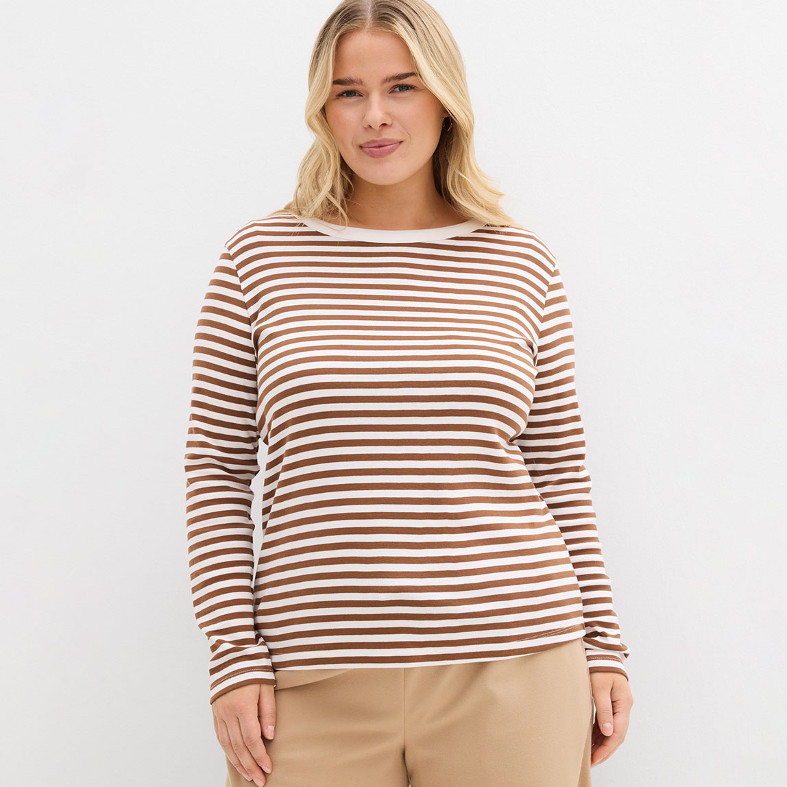 Gestreiftes Langarmshirt in Braun und Weiß. 