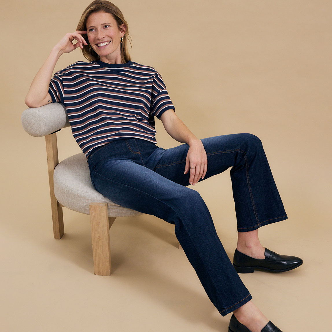 Outfit mit dunkelblauer Jeans und gestreiften T-Shirt.