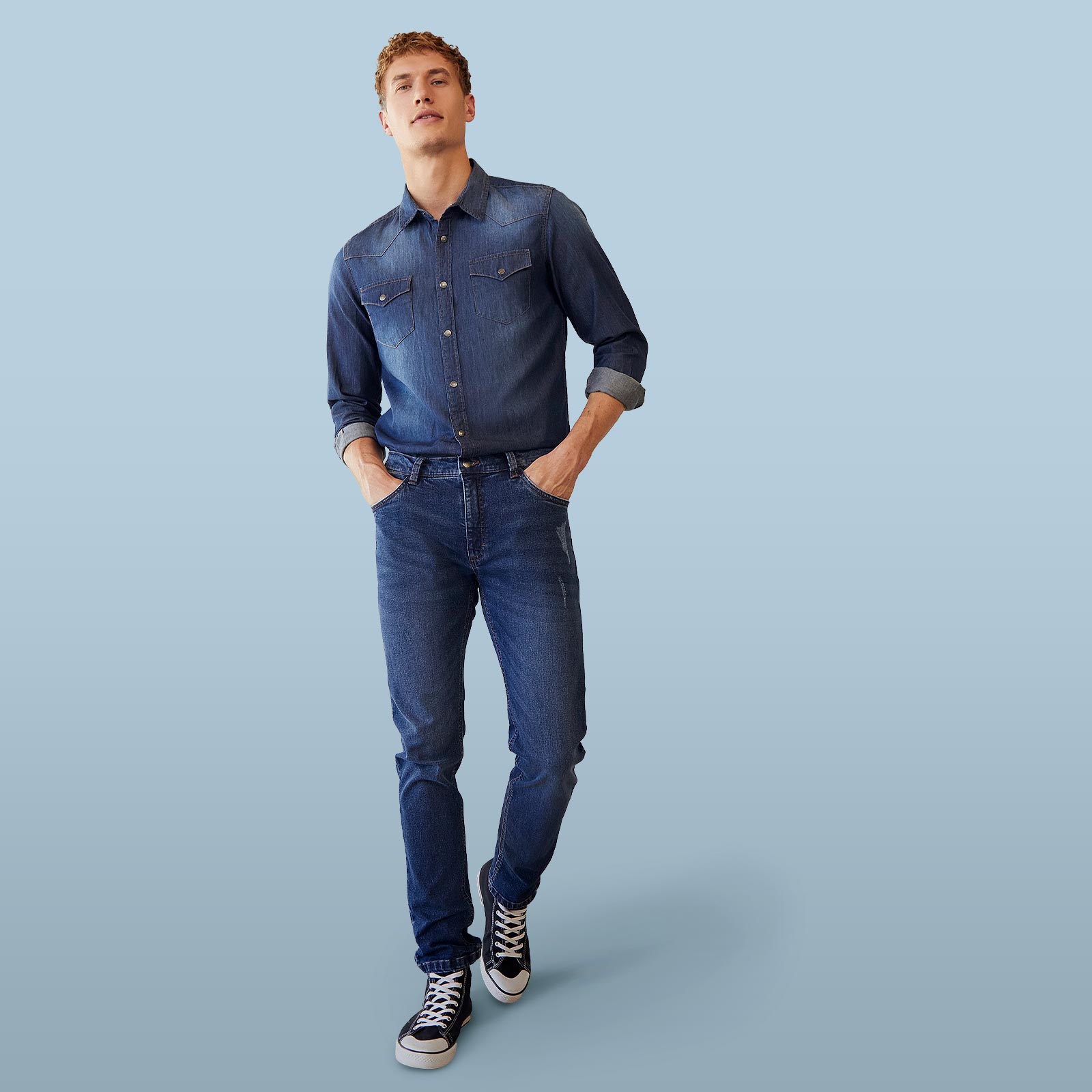 Lässiger Denim-Look: Dunkelblaues Jeanshemd mit passender Slim Fit Jeans.