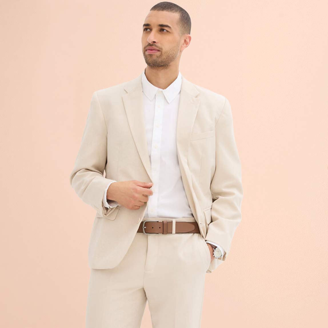 Eleganter marineblauer Blazer über weißem Shirt, perfekt kombiniert mit Armbanduhr.