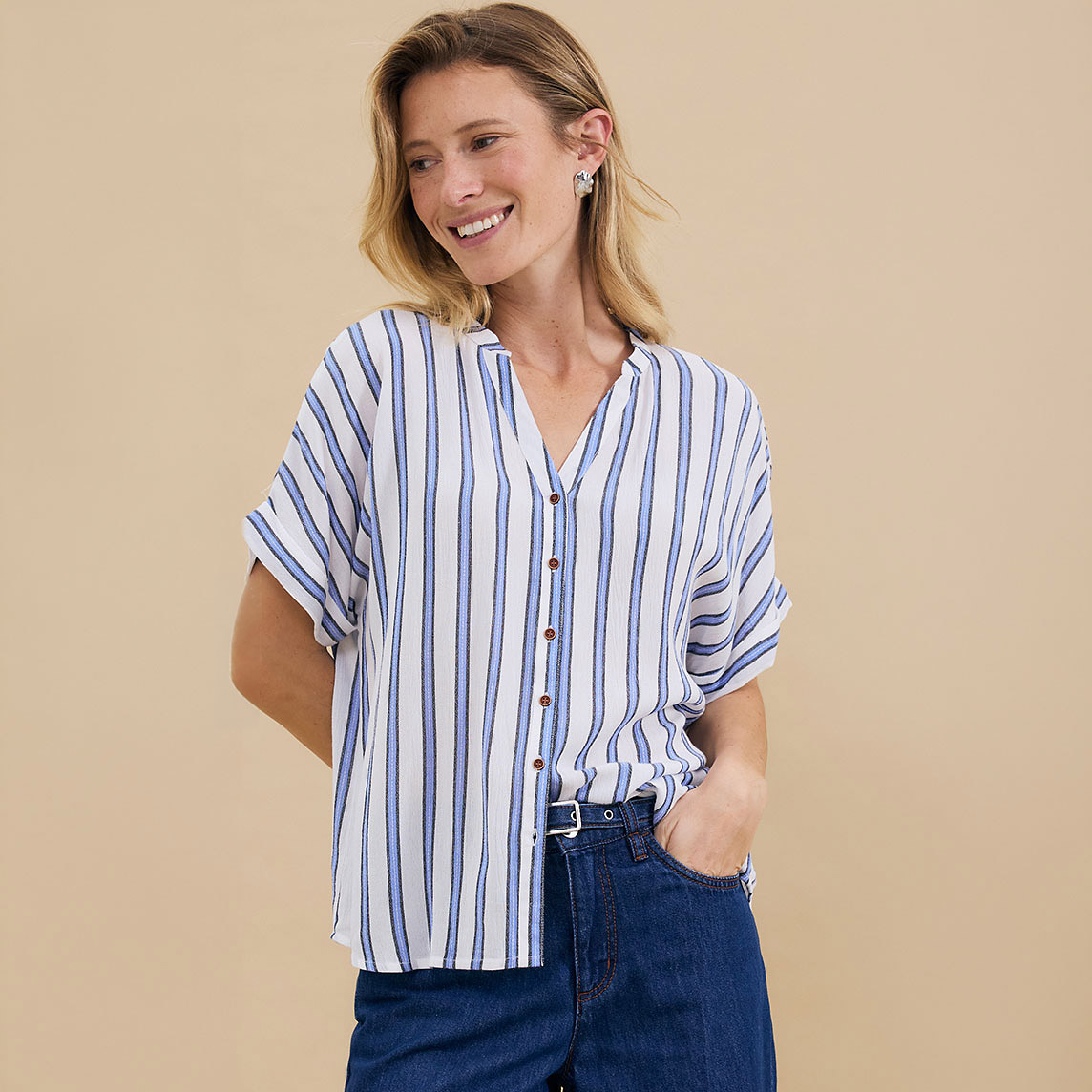 Lässige gestreifte Bluse mit kurzen Ärmeln kombiniert mit klassischen dunklen Jeans.