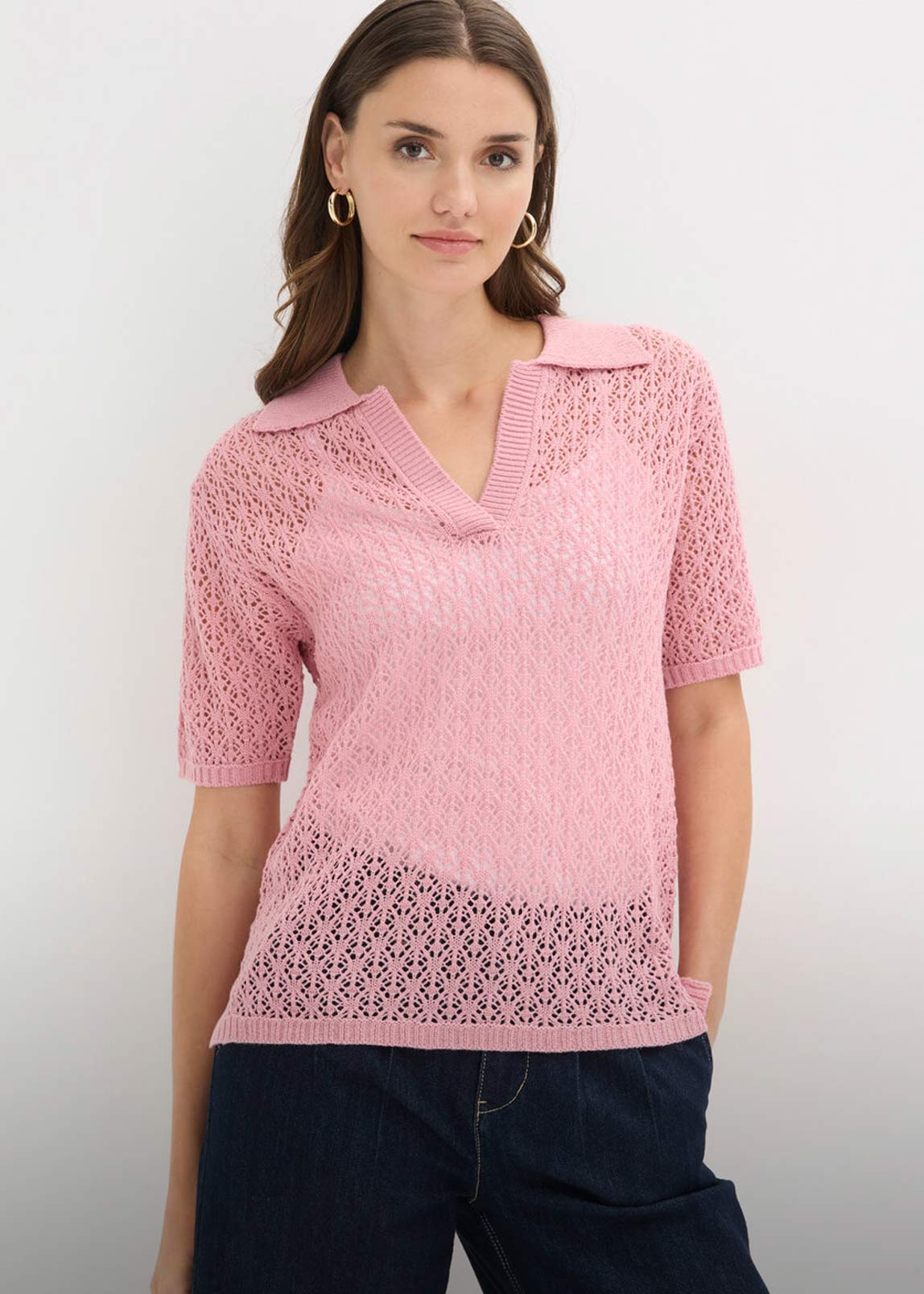 Rosafarbener Strickpullover mit Kragen und kurzen Ärmeln. 