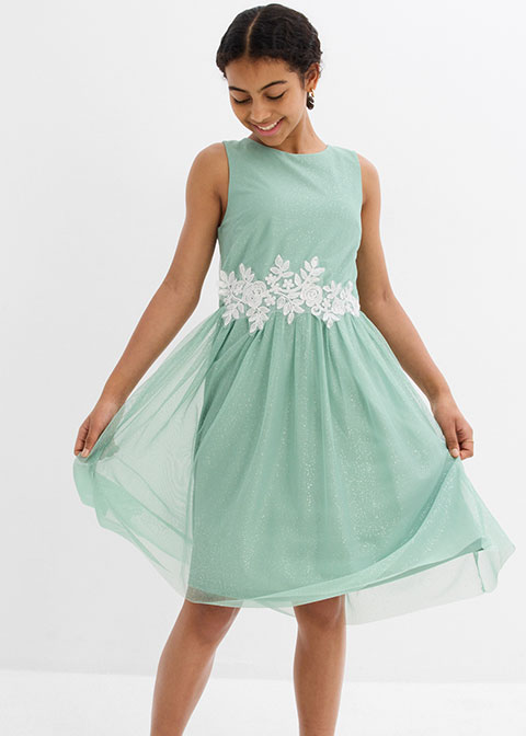 Ein festliches mintgrünes Kleid mit floraler Stickerei.