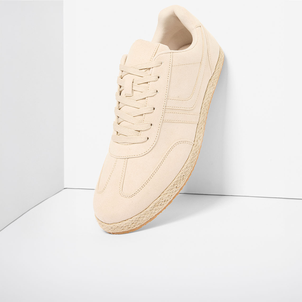 Beiger Sneaker mit Schnürung und naturfarbener Sohle.