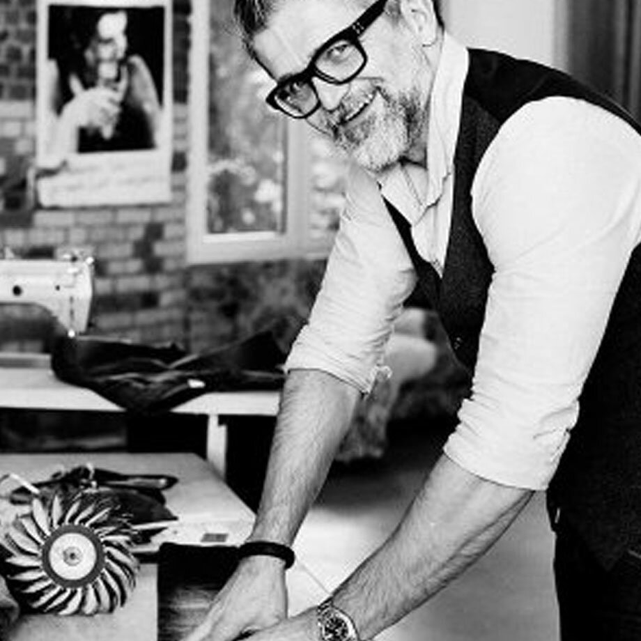 Klassischer Stil mit weißem Hemd und eleganter Weste. Ärmel hochgekrempelt für die Arbeit.